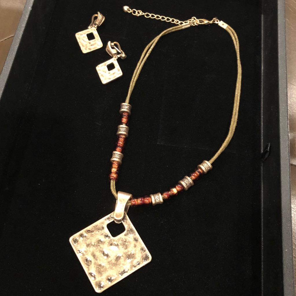 Premier Designs Bali Necklace And Earring Set.